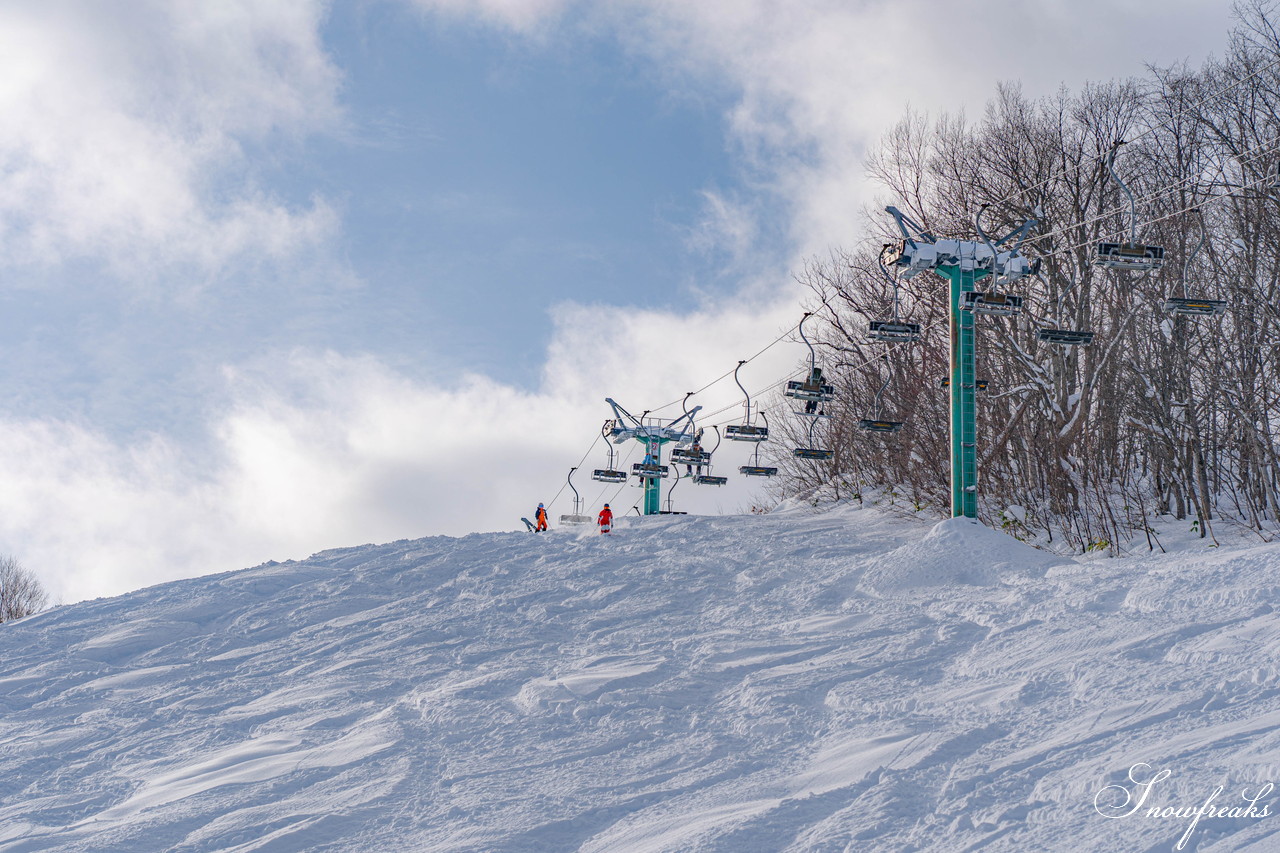 朝里川温泉スキー場　祝・積雪200cm到達。ふわふわのパウダースノーが降り積もったゲレンデを舞台に、女性スキーヤーチーム『TeamKP』成澤栞さんと秋山穂香さんが美しい滑りを披露！